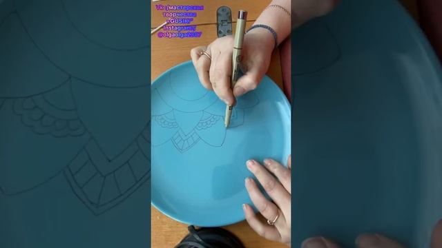 Нанесение рисунка на тарелочку смотреть онлайн