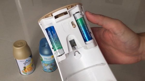 Glade Automatic Air Freshener Spray Review (and does it work with Air Wick refills?)