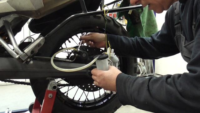 BMW G650XCOUNTRY REAR BRAKE PROBLEM SOLVED !!! смотреть онлайн