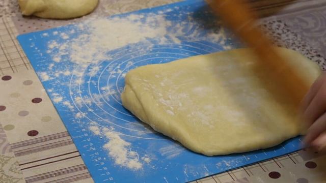 Пироги с копченым лососем и сметаной