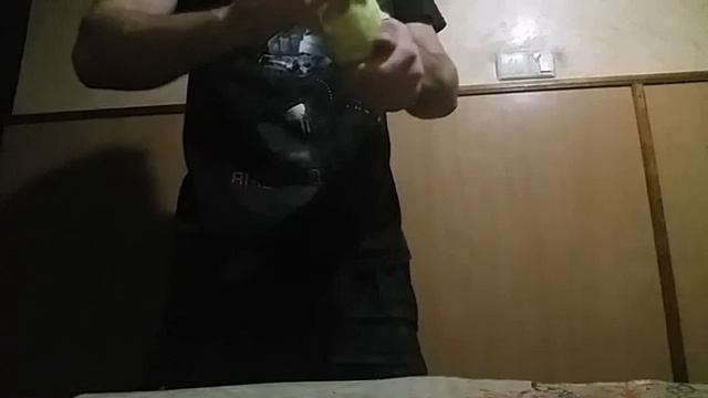 Разрывание теннисного мяча руками смотреть онлайн