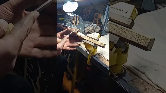 Ручная насечка на прикладах и цевьях. СТРЕЛА смотреть онлайн