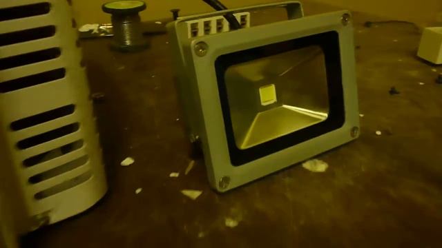 Зависимость яркости светодиодного прожектора 10 Вт от изменения входного напряжения! смотреть онлайн