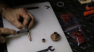 Ремонт полипропиленового  вентильного  крана силиконовыми кольцами. Замена прокладок на американках