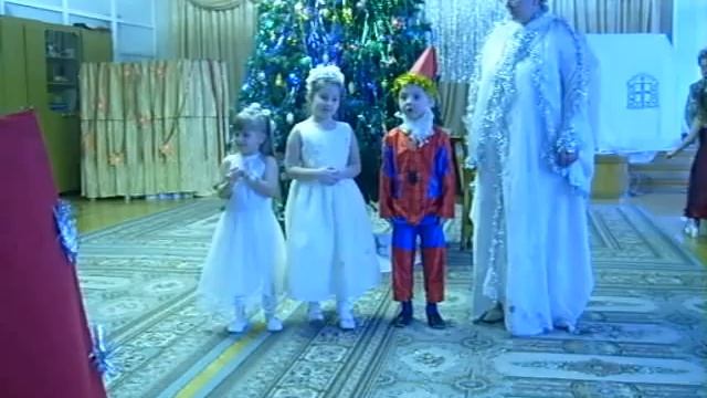 Дима на утреннике - танец гномов смотреть онлайн