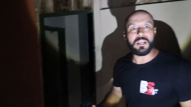 IRMÃOS FANTASMAS CAUSAM TERROR NA ANTIGA CASA ABANDONADA! смотреть онлайн