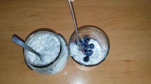 Йогурт с семенами Chia и ягодами.