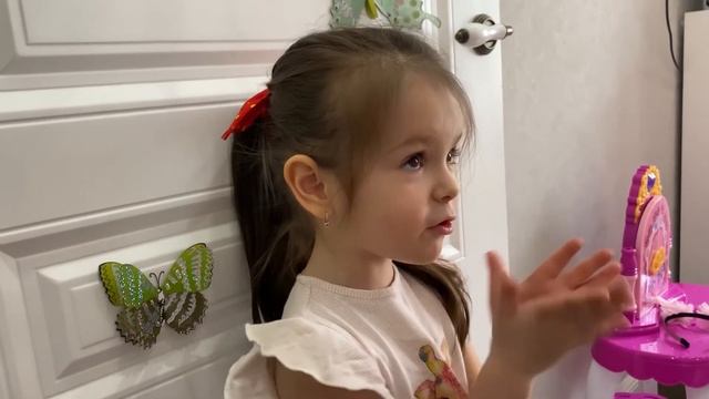Лаура стала волшебницей! Украшаем комнату бабочками к весне! смотреть онлайн
