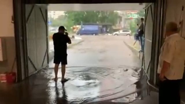 Начало затопления подземных парковок. Циклон в Киеве 10.07.2021 смотреть онлайн