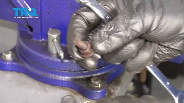 How to Replace Exhaust Manifold 2003-08 Toyota Matrix смотреть онлайн