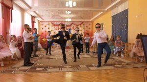 Танец сыщиков/крутых парней/агентов в детском саду