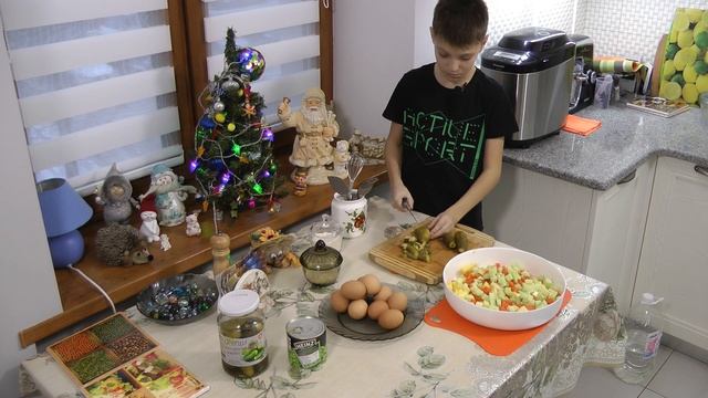 Салат Оливье. Готовим вместе.... смотреть онлайн