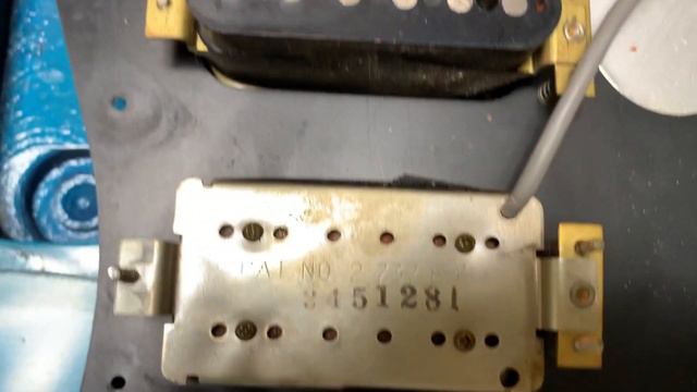 Gibson 1982 Victory MVX Tim Shaw Pickups Super Strat! PAF Humbuckers Under the Hood Look смотреть онлайн