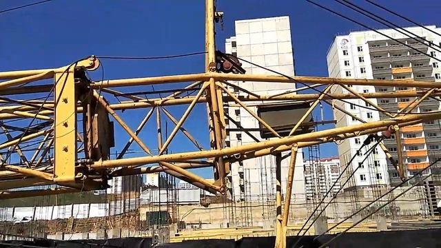 МОНТАЖ БАШЕННОГО КРАНА КБ-403. ДЕНЬ ВТОРОЙ. КРАНОВЩИК. Tower crane assembly. Work on the tower cran смотреть онлайн