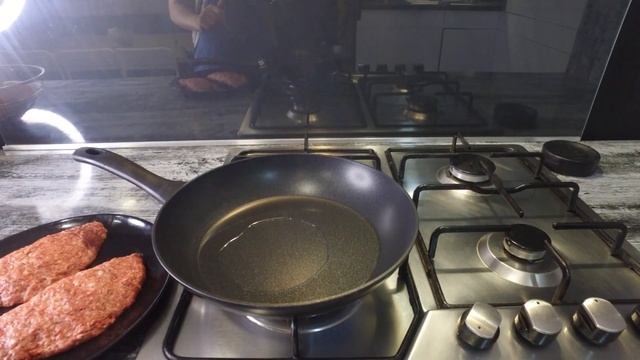 Мясные чебуреки без теста, с начинкой из сыра. смотреть онлайн