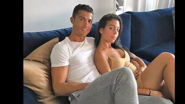 Cristiano Ronaldo posts first picture holding his baby twins смотреть онлайн