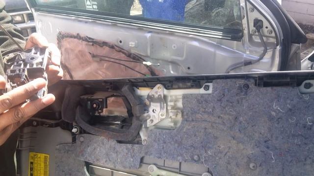 2008 - 2013 Toyota Highlander Inside Door Handle Replacement смотреть онлайн