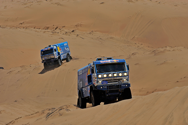 К 30-летию команды. 15 Золотых Дакаров «КАМАЗ-мастера». Год 2013. смотреть онлайн