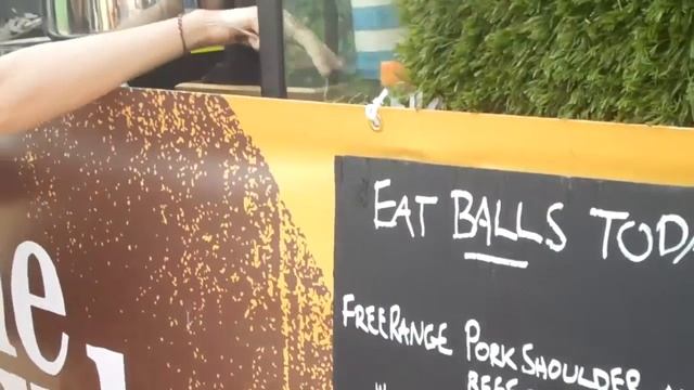 Свиные фрикадельки. Eat street at King Cross. смотреть онлайн