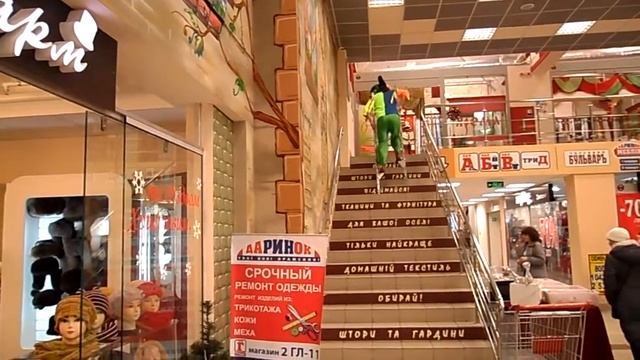 Клоун на ходулях по ступенькам Торгового центра смотреть онлайн