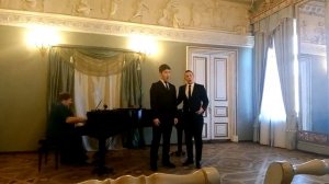 Прекрасный дует . Поют Асланбек Агкацев и Илья Легатов .