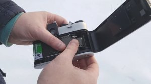 Снаряжение фотоаппарата Зенит ЕТ пленкой FUJICOLOR C200