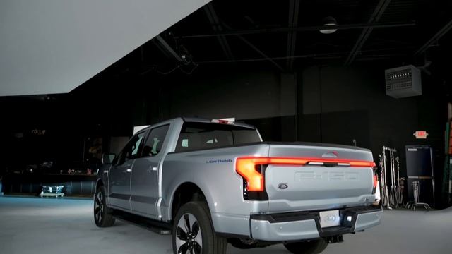 Electric Truck Reveal! 2022 Ford F-150 Lightning First Look | MotorTrend смотреть онлайн