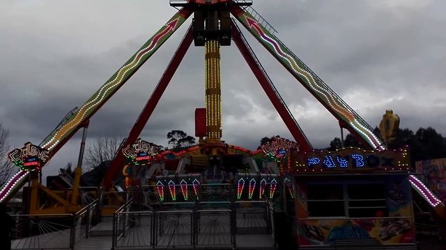 11m de torres con luces PROGIT programables haciendo dibujo de flecha смотреть онлайн