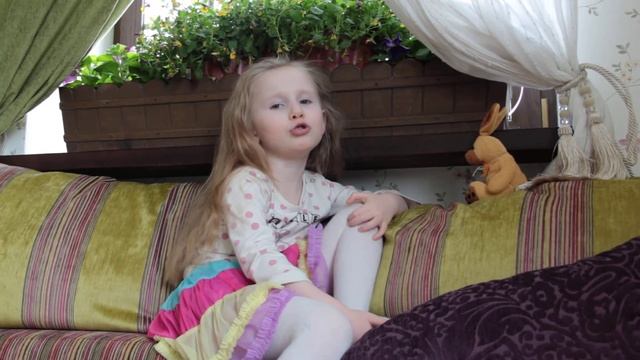 Маруся Ефремова читает "Жирафа" Николая Гумилёва смотреть онлайн