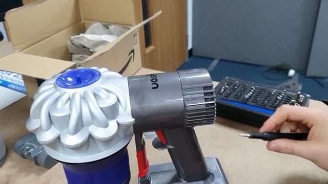 Tutorial - How To Replace The Battery On An SV03 Cordless Dyson Vacuum смотреть онлайн
