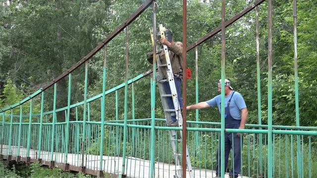 В Кузнецке ведется ремонт пешеходных мостов через реку Труев. Июнь 2021 год смотреть онлайн