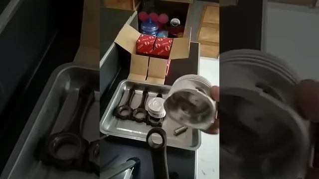 cómo montar de manera fácil un pistón a biela con bulon semiflotante. смотреть онлайн