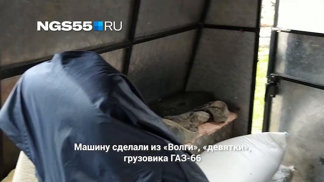 Тарский почтальон возит посылки в таёжную деревню на болотоходе смотреть онлайн