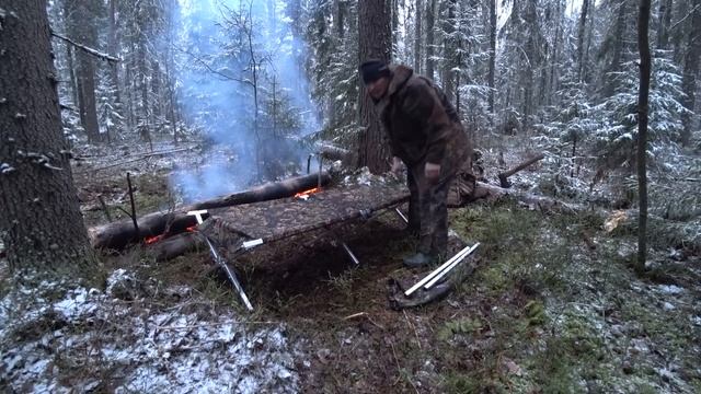 Делаю ночлег среди медведей и волков, ночую в тайге у нодьи. Ищу заброшенную избу, что-то нашел. смотреть онлайн