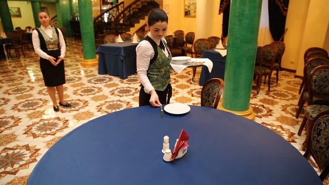 Ресторан "Эрмитаж" готовится к приему гостей смотреть онлайн