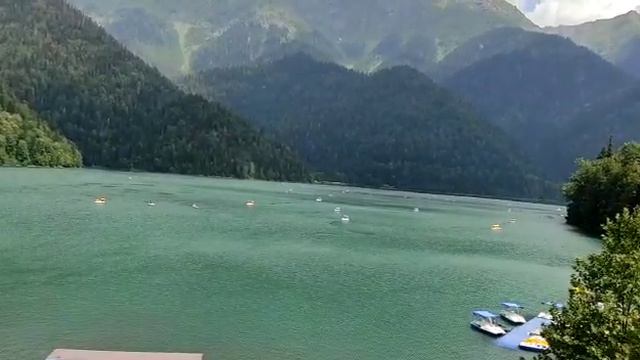озеро Рица в сезон туристов смотреть онлайн