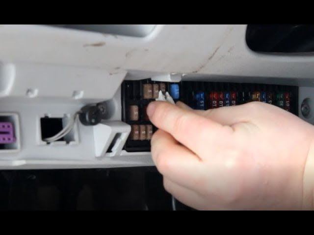 Замена предохранителя №5 выключателя сигнала торможения в Шкоде Фабия смотреть онлайн