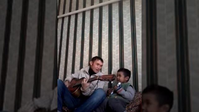 Папа с сыном на гитаре "Какая ночь!" смотреть онлайн