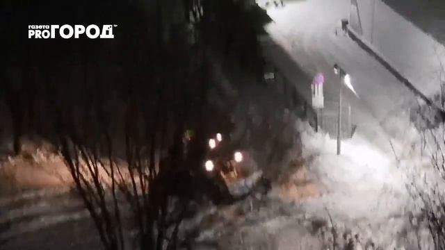 В Рязани во время уборки снега застрял трактор смотреть онлайн