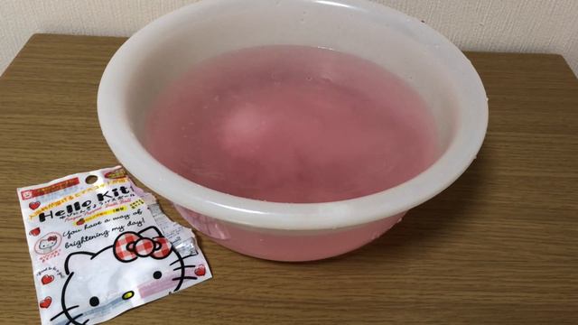 【100均】お湯に入れると中からキティちゃんが出てくる入浴剤！