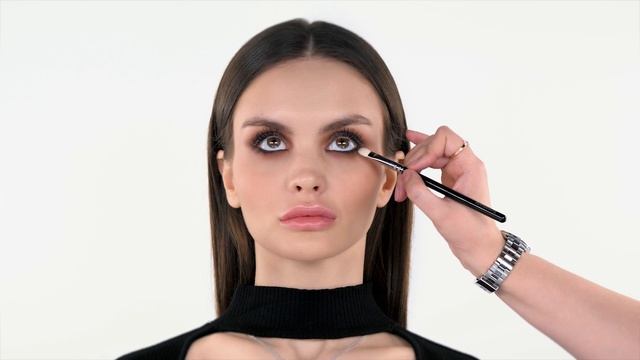 Растушевываем карандаш кистью Classic Annbeauty A15 смотреть онлайн