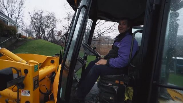 Giant 26ft Tall Metal Dog Sculpture on Highway 495 (Documentary) смотреть онлайн