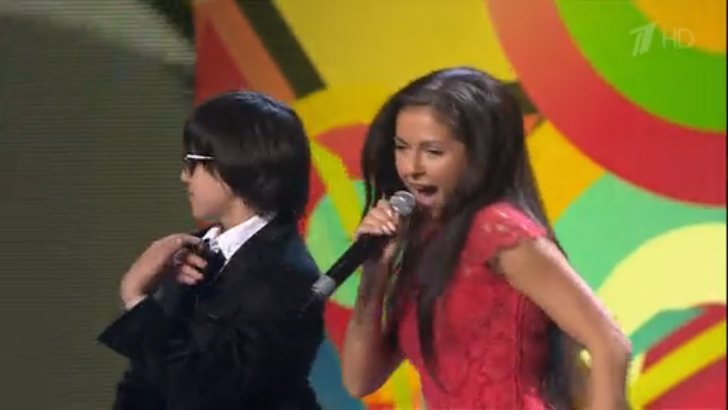 Нюша — Песня Красной Шапочки (А-а в Африке реки вот такой ширины!) — "Взрослые и дети" — 30.5.15 смотреть онлайн