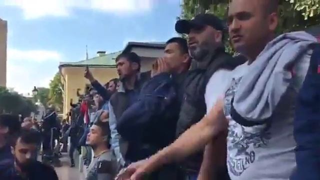 Сотни человек собрались у посольства Мьянмы в столице смотреть онлайн