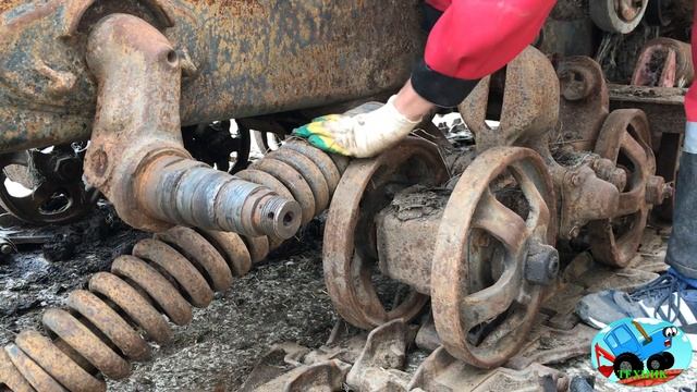 Снятие натяжителя гусеницы ДТ-75 с заменой болта смотреть онлайн