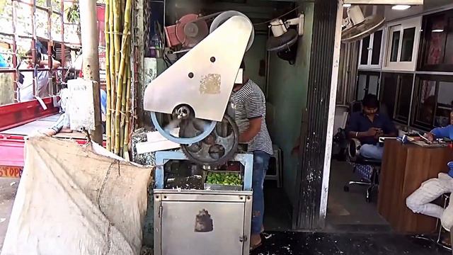 Сок из сахарного тростника. Уличная еда. Экзотические блюда. Путешествия. Мумбай. Индия. смотреть онлайн