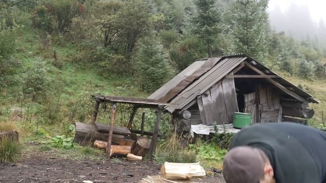 hiding in an abandoned log cabin from the rain , make cozy place to overnight смотреть онлайн