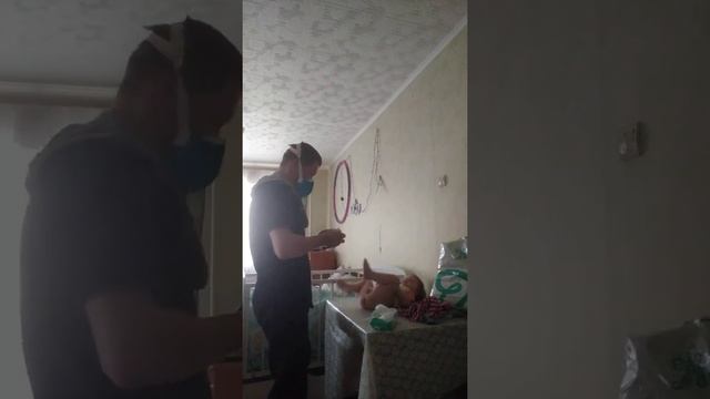Как мужчины меняют памперс ребенку