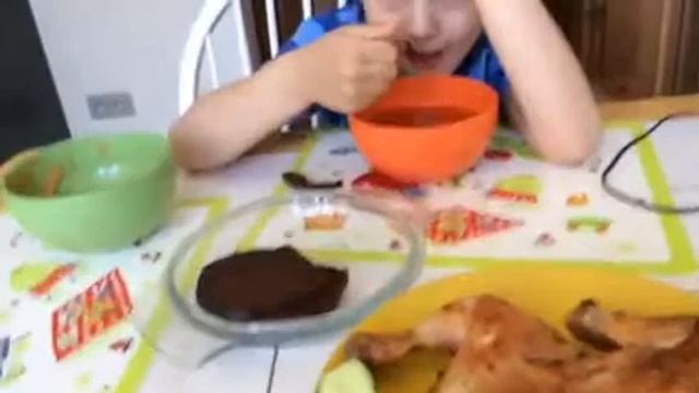 Леня ест суп