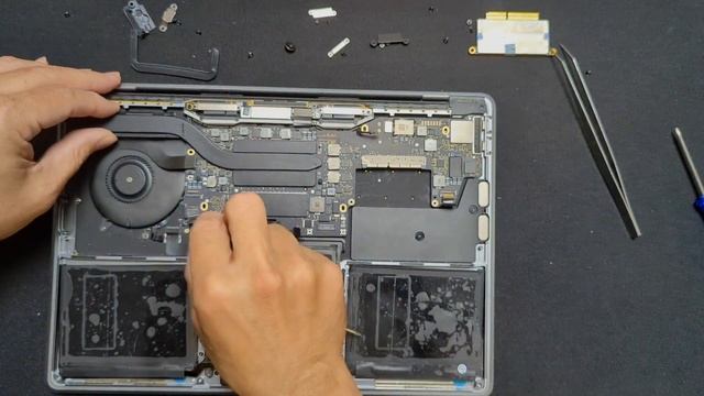 【中式生活】DIY MacBook Pro (型號 A1708) 電池與系統風扇更換全記錄 | 簡單易懂的教程 смотреть онлайн